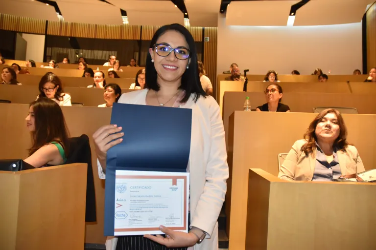 FacMedicinaUNAM's tweet photo. Con la alianza entre la UNAM, @AunaMexico y @RocheLatam, se entregaron constancias a médicas pioneras preparadas en liderazgo adaptativo y colaborativo, buscando transformar las instituciones sanitarias y abrir caminos a las nuevas generaciones #GacetaFacMed https://t.co/UqsSHKcnke