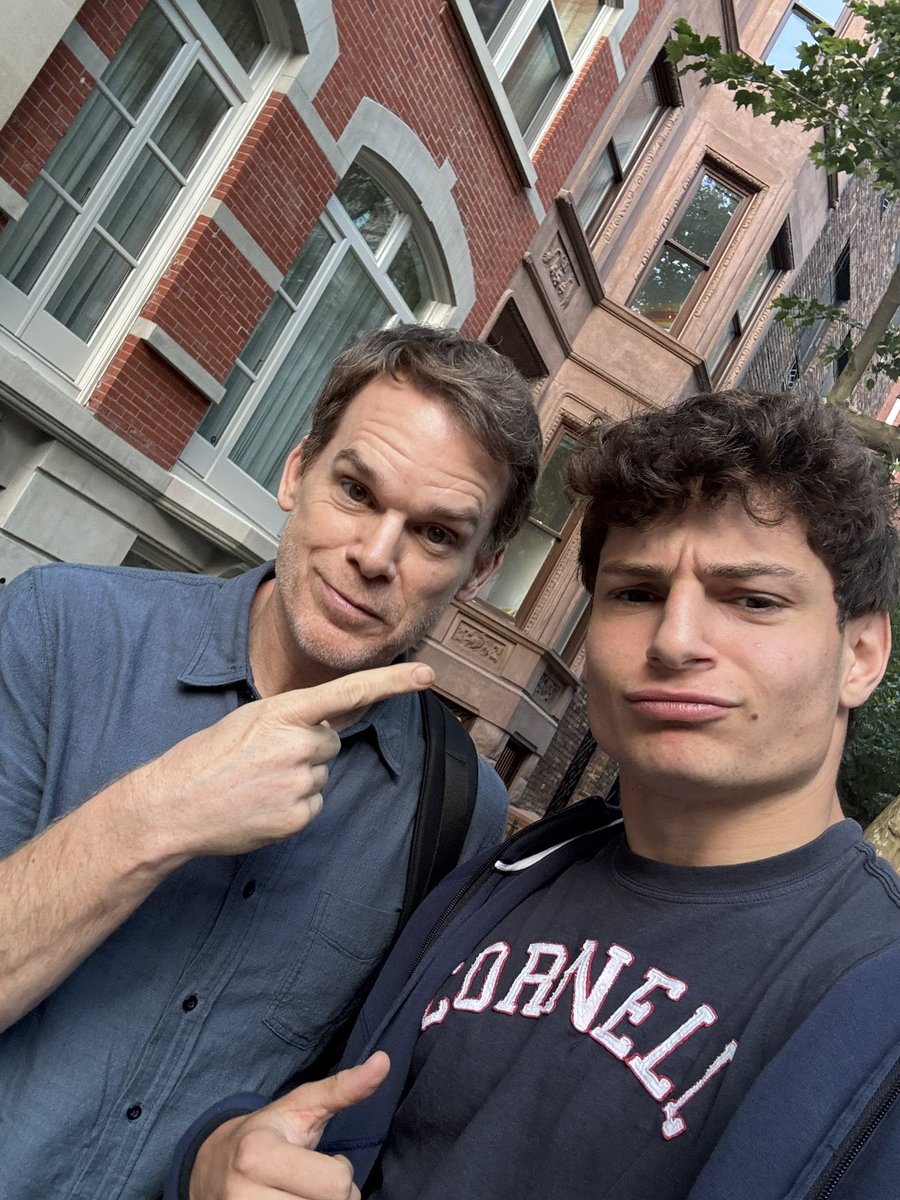 panrellex's tweet photo. Met the goat. So happy, #dexter #dexterresurection show looks sick. @DexterDaily https://t.co/UjkFMNKS52
