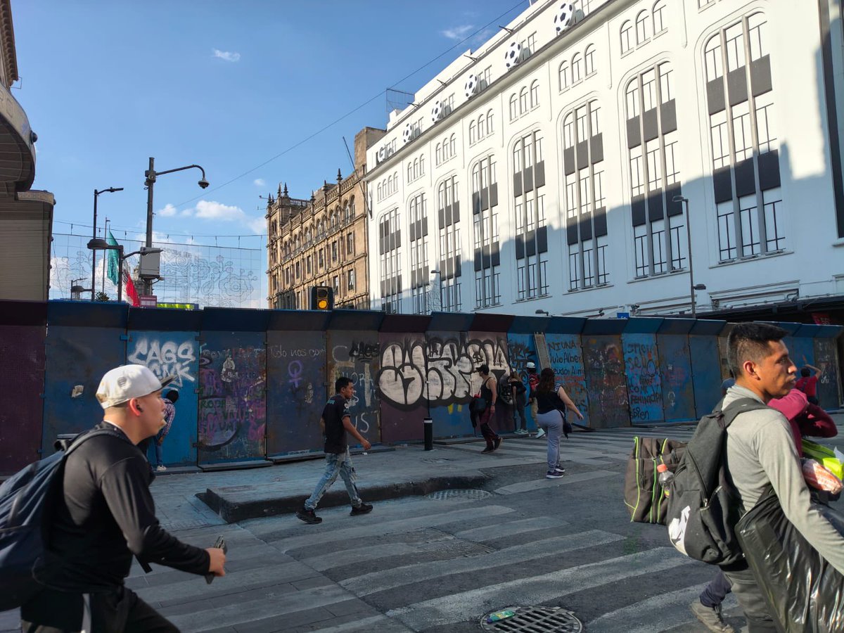 MiguelMezaC's tweet photo. El miedo no anda en burro.

@Claudiashein está dispuesta a clausurar el Zócalo antes de permitir que el mundo vea a mas víctimas protestar contra el narcoestado.

TODAS las entradas al Zócalo están clausuradas.

* Calle Palma y V. Carranza
* 5 de Febrero y v. Carranza
* 20 de Noviembre
* Eramos Castellanos