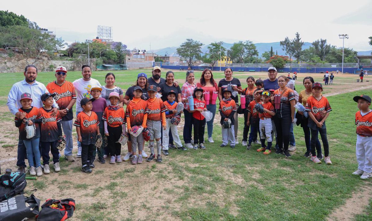 DanielaTaurinoo's tweet photo. ¡Felicidades, mamás gigantes!
Entregamos un detalle con mucho cariño a las mamás de niñas y niños del club Gigantes en Santa María Ixcotel.
Seguimos cerca de nuestra gente.
#SantaLucíaDelCamino #DT #DistritoXII #DanielaTaurino https://t.co/zkYWeRMfTA