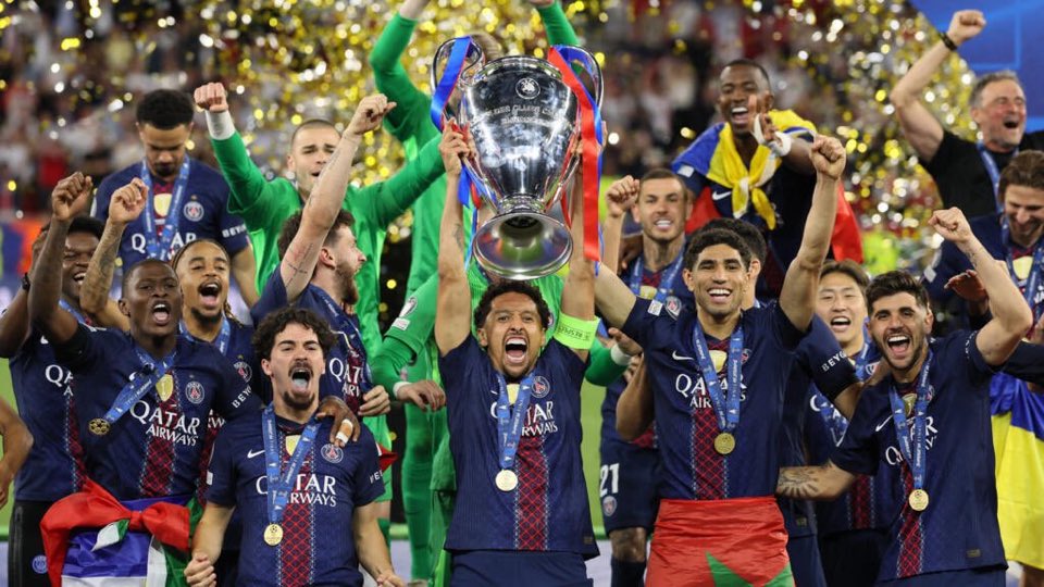 FootActu_2's tweet photo. 🚨🚨 Juste après la finale contre Arsenal, le vestiaire du PSG pensait déjà au THREE-PIT !!! 🤯❤️💙

MAIS QUI SONT CES MECS ?! 😭🌟🌟🌟

(@Djaameel_) https://t.co/RoQDYD9G99