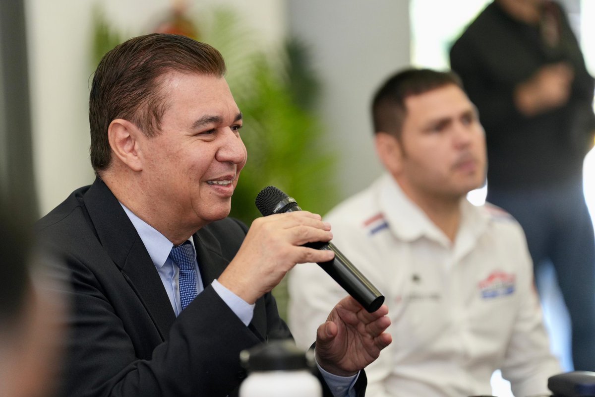 Senatur_Py's tweet photo. 🏁 El Rally del Paraguay 2026 avanza con el compromiso de todo el país

🇵🇾 Paraguay continúa avanzando en los preparativos del Rally del Paraguay 2026, un evento de alcance global que por segundo año consecutivo posicionará al país ante millones de espectadores, y generará importantes oportunidades para el turismo, la economía y el desarrollo local. En ese marco, el ministro de Turismo, Jacinto Santa María, participó de la reunión de coordinación interinstitucional realizada en el Comité Olímpico Paraguayo.

🤝 Durante el encuentro, representantes de distintas instituciones del Estado revisaron los avances en materia de infraestructura, logística, seguridad, promoción y comunicación, fortaleciendo la articulación de acciones que permitirán garantizar una organización a la altura del mejor rally del mundo, que es la calificación obtenida el año pasado por el Rally del Paraguay. 

🗣️ El ministro destacó el compromiso de la SENATUR y de todas las instituciones involucradas,  y valoró el trabajo articulado, que ha sido clave en todos los eventos últimamante  realizados, para demostrar que los paraguayos somos capaces de lograr objetivos de clase mundial. 

#RallyDelParaguay #WRCParaguay2026  🏁🇵🇾