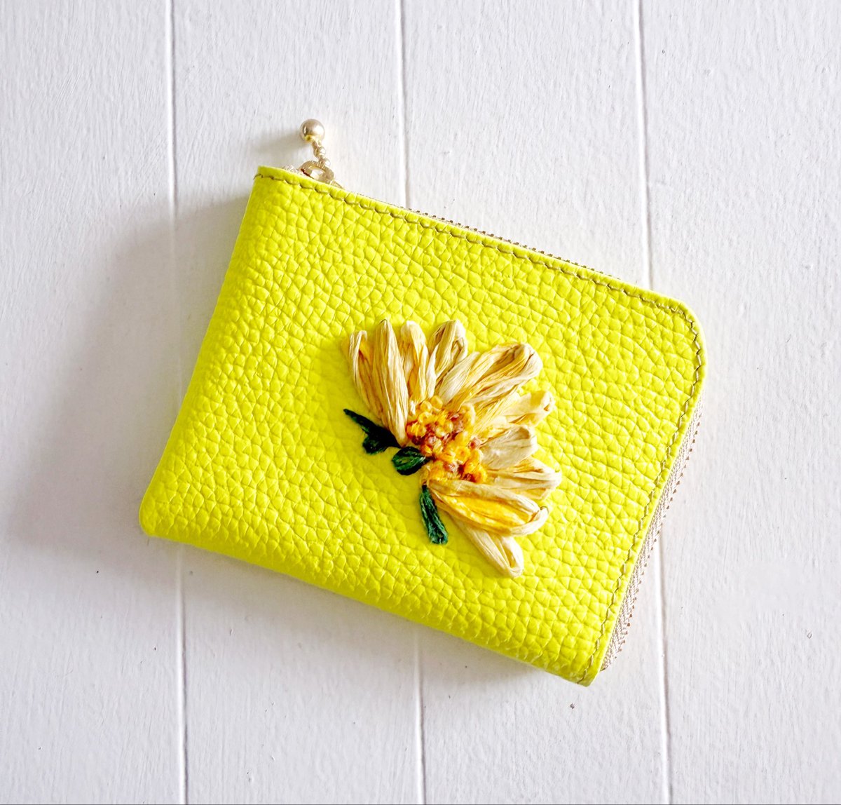secondbrave18's tweet photo. 蛍光イエローのレザーに
花の刺繍が可愛いウォレット。

https://t.co/zyJYVpZmnk @Creema_jp

 #刺繍  #財布   #minne #second_brave #セカンドブレイブ https://t.co/hW6YdaFIeZ