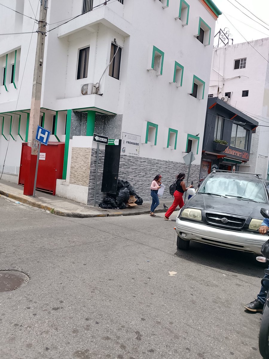 Atilaskybart's tweet photo. Atención @PresidenciaRD @SaludPublicaRD @ColegiomedicoRD ¿cómo es posible que en #SanCristobal, la clinica @clinicabtcourt cada semana mantenga sin protocolo de seguridad sanitaria la puerta de su basudero. Eata conducta es comun y poniendo en riesgo la tranquilidad del entorno. https://t.co/xBwNKMIVmX