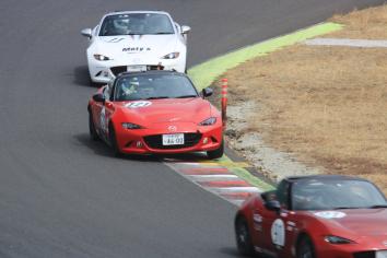 AndLegal_Racing's tweet photo. 【今週末の２４時間を一緒に戦う追加ドライバー紹介②：巳ノ瀬 健太 選手】

AndLegal Racingを共に戦う心強い仲間、2人目の追加ドライバーをご紹介します！
福島県出身、1997年生まれの若き実力派、巳ノ瀬 健太選手です！

巳ノ瀬選手は東北660選手権でのクラス優勝をはじめ、ロードスターパーティーレース、そしてS耐チャレンジ（4位）など、スプリントから耐久まで精力的に参戦を続けている注目のドライバー。

そんな巳ノ瀬選手の最大の武器は、学生時代から現在まで本格的に打ち込んでいる「ドリフト」で培われた圧倒的なマシンコントロール能力！車両の挙動を瞬時に把握できるため、雨のウェットコンディションでも無類の強さと安定感を発揮し、再現性の高い確実なラップを刻んでくれます。

さらに、普段は会社役員を務めながら、自身のレースマシンのメンテナンスも自ら行う一面も！ドライバーとしての視点だけでなく、メカニック側の気持ちやマシンの状況を深く理解できる強みを持っています。

ハーフマラソンを1時間43分で完走するタフな肉体はもちろん、何より魅力的なのはそのマインド。「個人の結果よりもチーム全体の最適解を優先し、チーム一丸となって勝利を目指したい」と語る、まさに耐久レースに不可欠な“チームファースト”の熱いハートの持ち主です。

🏆 主な経歴

東北660選手権：クラス優勝経験あり（アルトバン / ミラバン）

ロードスターパーティーレース 北日本シリーズ＆ジャパンツアー参戦

2025年：S耐チャレンジ（SC-Rクラス） 4位

間瀬耐久レース（AE86）、アイドラーズ耐久レース（ECR33）参戦

将来的にスーパー耐久への継続参戦を見据え、チームの長期的な力となってくれる巳ノ瀬選手。爽やかな笑顔の裏に熱い闘志を秘めた彼へのご声援を、どうぞよろしくお願いいたします！