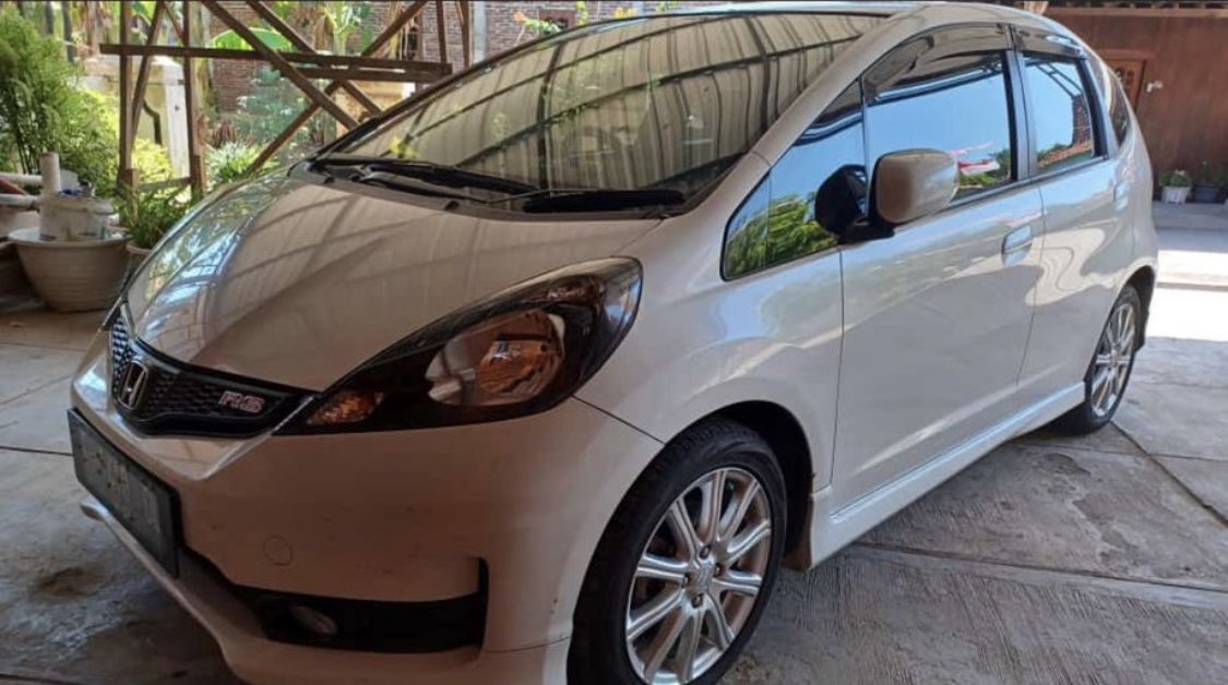 apansa_kalengs's tweet photo. Dengan harga cenderung sama 150jt. 
Kalo aku sih jazz.. kalo kalian pasti pilih mengERTI keluarGA kann.. yakannn? yang banyak fans-nya di twiter raya ini. yang katanya value for money, yang bisa muat banyak. yakann.. kannn.. halah ngaku aja gausah gengsi. Wkwkw.. https://t.co/TPjzZ35Pml