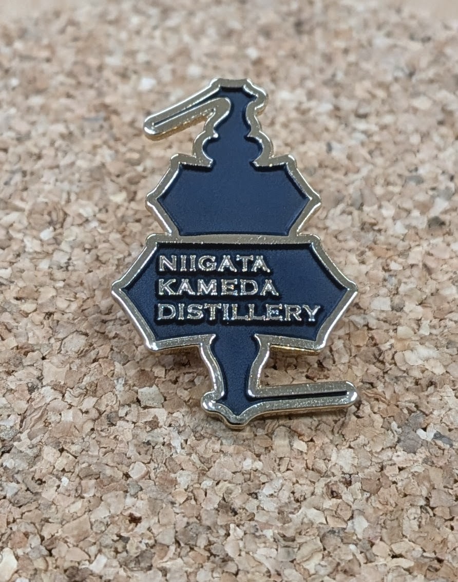 kamedawhisky's tweet photo. 皆様から多くのご要望をいただき、この度、新潟亀田蒸溜所のオリジナルピンバッチが完成しました!蒸溜所見学やウイスキーイベントで販売させて頂きます。 https://t.co/0n9aqVkGLV