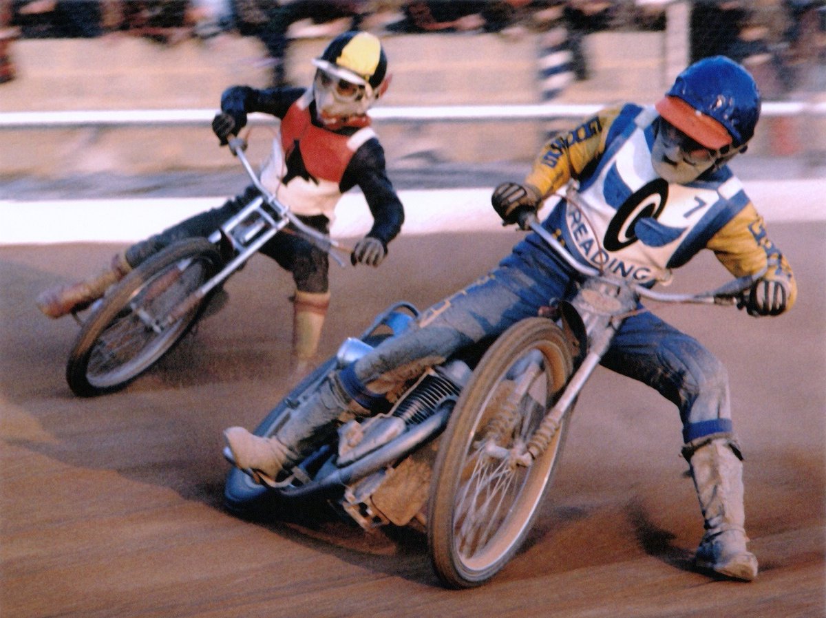 Stephen78857051's tweet photo. Swindon's Mike Keen on the outside of Reading's Bernie Leigh. Two riders who were never going to be World Champions but who gave many years of loyal service to the Robins &amp; Racers. https://t.co/JIVjdGe5qR