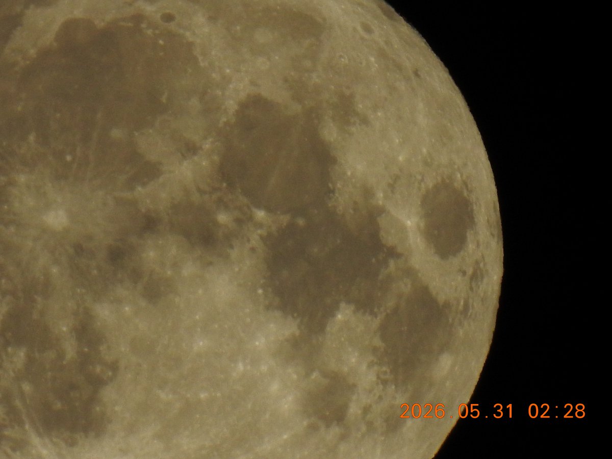 Ponchrunnin's tweet photo. @WXMolly Some pictures of the full moon from early Sunday morning https://t.co/51ysP1665g