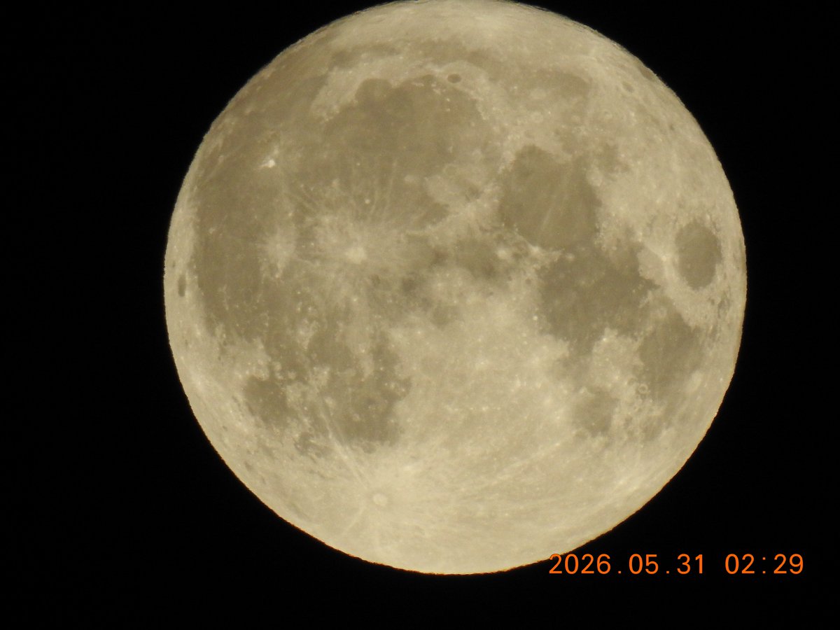 Ponchrunnin's tweet photo. @WXMolly Some pictures of the full moon from early Sunday morning https://t.co/51ysP1665g