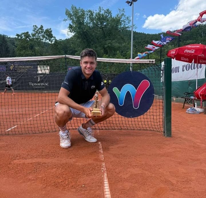 Not_Esportivas's tweet photo. ITF TENNIS!
Parabéns aos tenistas campeões do @worldtennis de M25 de Kursumlijska Banja na Sérvia.
Simples: Alexander Vasilev 🇧🇬/🏆(1)
Duplas: Anton Arzhankin 🇷🇺/ Ben George 🇨🇦
#ITFWorldTennisTour #Tennis #KursumlijskaBanja #TLine #AlexanderVasilev #AntonArzhankin #BenjaminGeorge https://t.co/UrNPLUXk6f