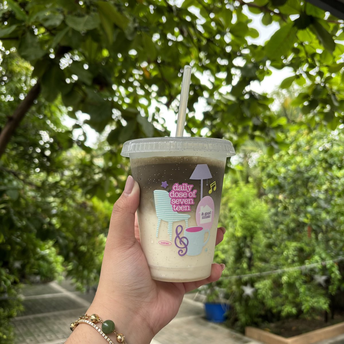 wonukaiz's tweet photo. life is good 😌 hojicha, nature and @lov97std ‘s cup ⭐️ https://t.co/lsBZxxVaCY
