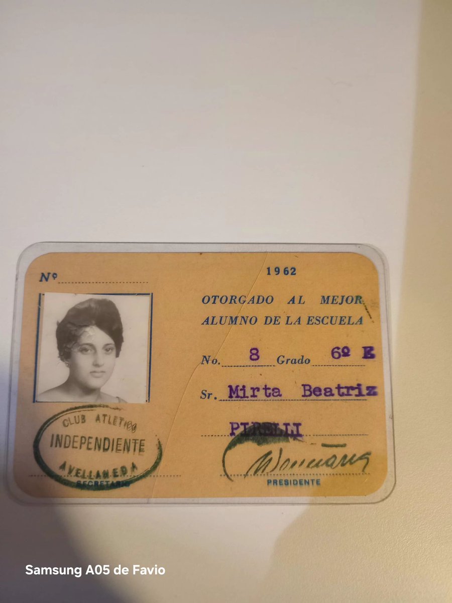 favioroldan's tweet photo. @nelsonlafit en la nota de hoy, con el movimiento "Rey De Copas", tocaron el tema de las becas a los mejores alumnos.
Acá te mando el carnet de mi viejita, que se lo ganaba siempre.
(Mirá la fecha!!)
Esto también era #Independiente!
Ojalá volvamos a ser. https://t.co/DMjci7bLEB