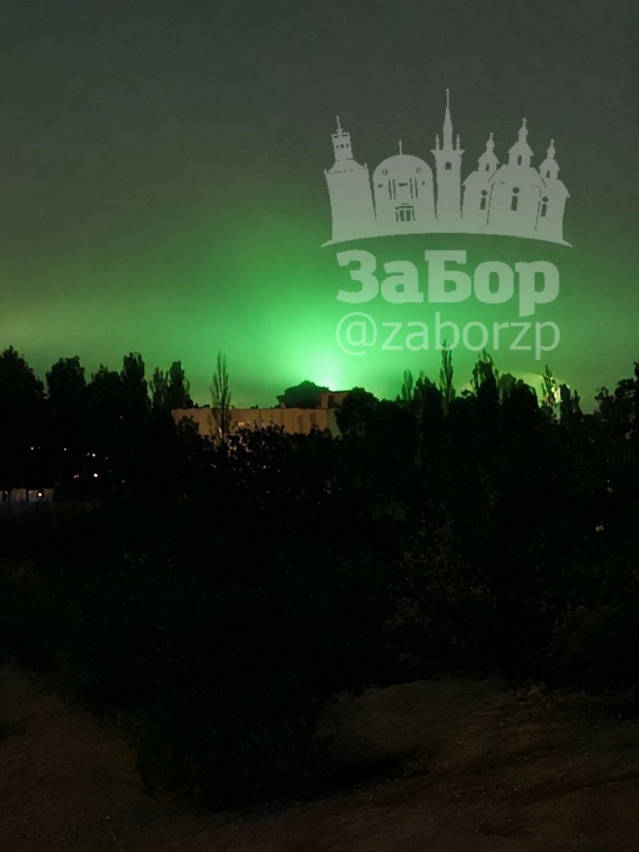 Worldsource24's tweet photo. The sky of Zaporizhia, Ukraine has turned green: a strange glow appeared over the city after Russian strikes https://t.co/JKLZd39Fe1