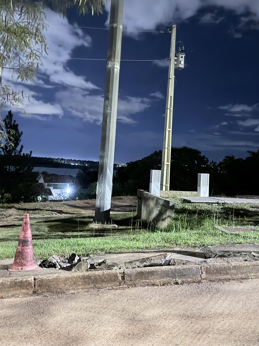 MariaTeresaoal's tweet photo. @NeoenergiaBR @neoenergiabsb @ANEEL_govbr O buraco continua lá. https://t.co/p4bvVO89fm