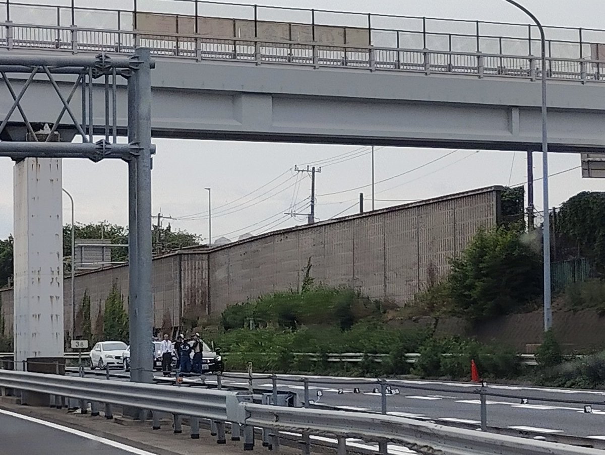 FRR90T2_8964's tweet photo. 東北道の通行止め、単なる事故じゃなくて人が陸橋から飛び降りて車に轢かれたものらしいんやが、まさか現場でレッカーされてた泉海のトレーラーが踏んだんか…⁉️😱
もう災難もええとこやがな…😭
なお、まだ通行止め継続中…😔 https://t.co/vwYrT0bvun