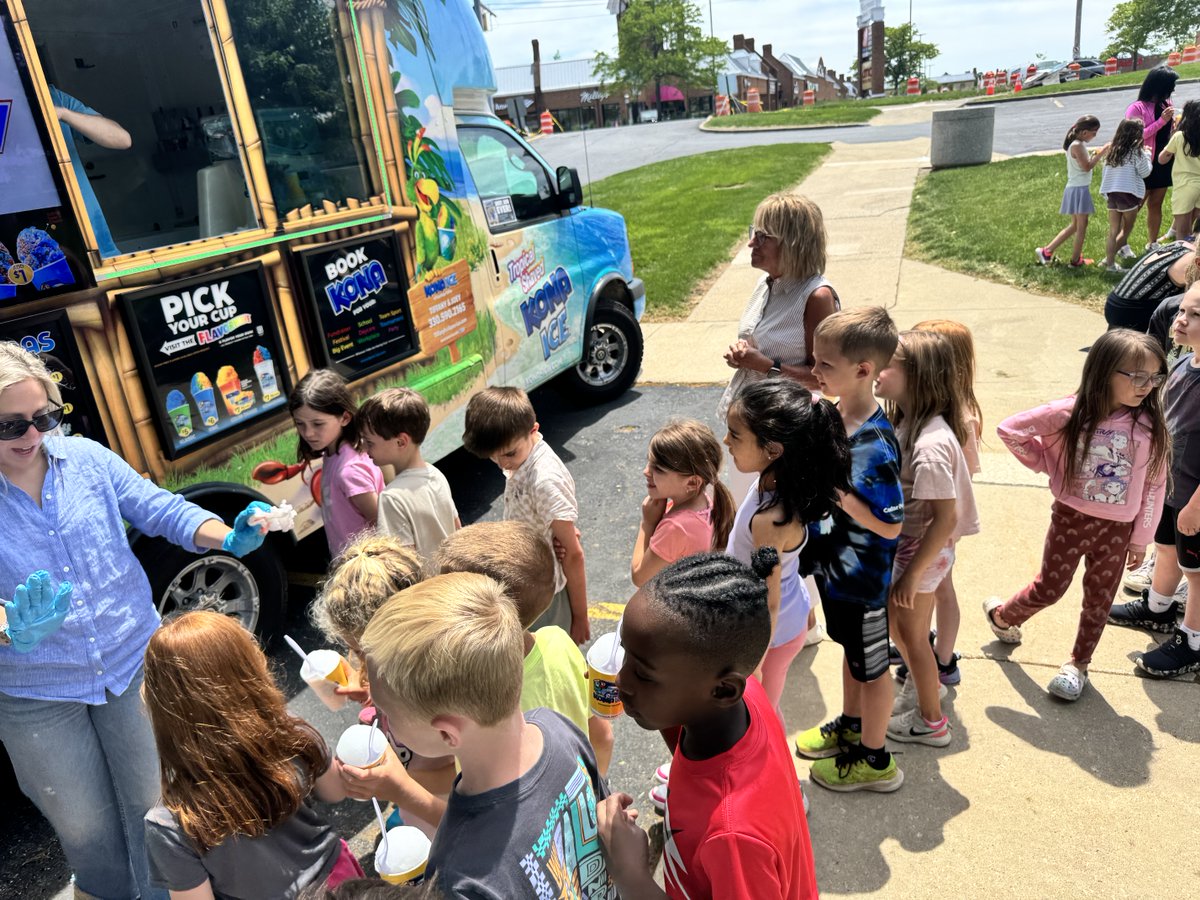 mrsgoodgps's tweet photo. Kona Truck Treats!  Yum! Thank you PTA! 🍧 https://t.co/GiCnGdxcA1
