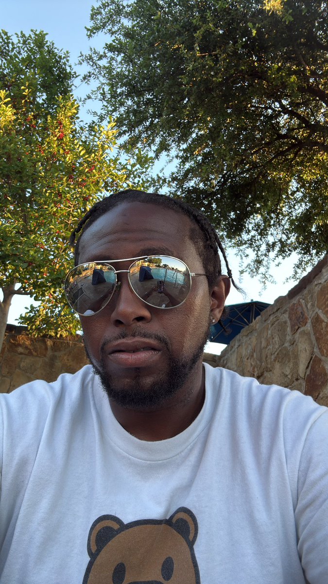 JmpMoore27's tweet photo. Pool side https://t.co/DTmZ0yTfJO