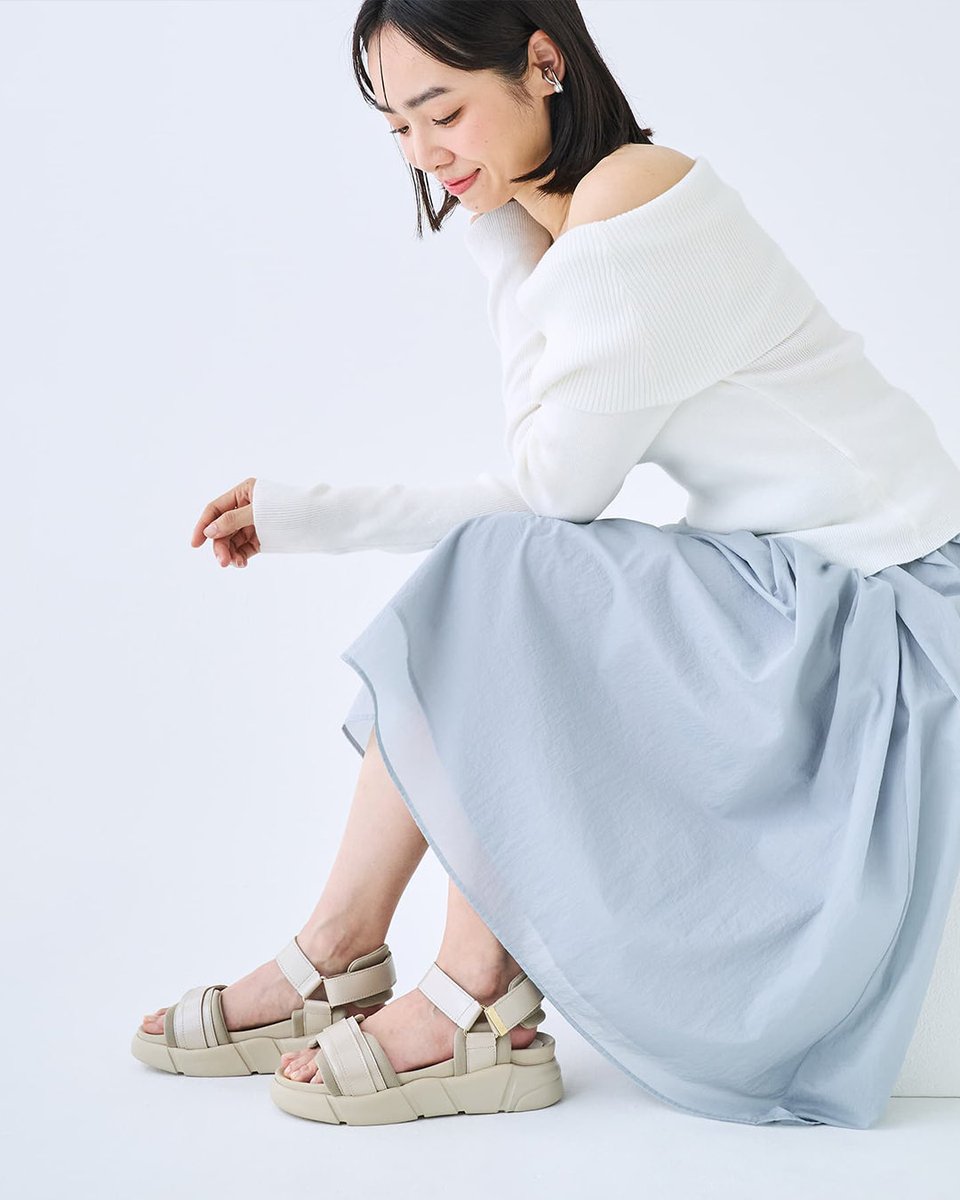 spingleofficial's tweet photo. レディースサンダルSP-1716がNEWリリース。
一番のこだわりは、素足への優しさ。
内側にクッション性に優れたネオプレン素材を採用。
アッパーには撥水レザーを使用。
着脱も調整もスムーズなベルクロストラップ。
タウンユースからリゾートまで、この夏をアクティブに過ごせる一足。

#spingle https://t.co/H7Of3t0iG1
