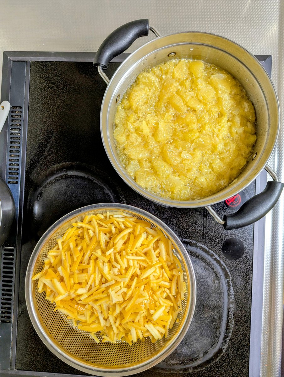 bathleep's tweet photo. 先々週末に半日かけて大量生産した「甘夏のマーマレード（甘夏8個+レモン2個）」味が馴染んでまろやかになってきた🍊来年は甘夏と夏みかんのハーフ&amp;ハーフにしようかな。
ジャムは苦味があって酸味もしっかりあるマーマレードが一番好き💛 https://t.co/4DC4phaBGh