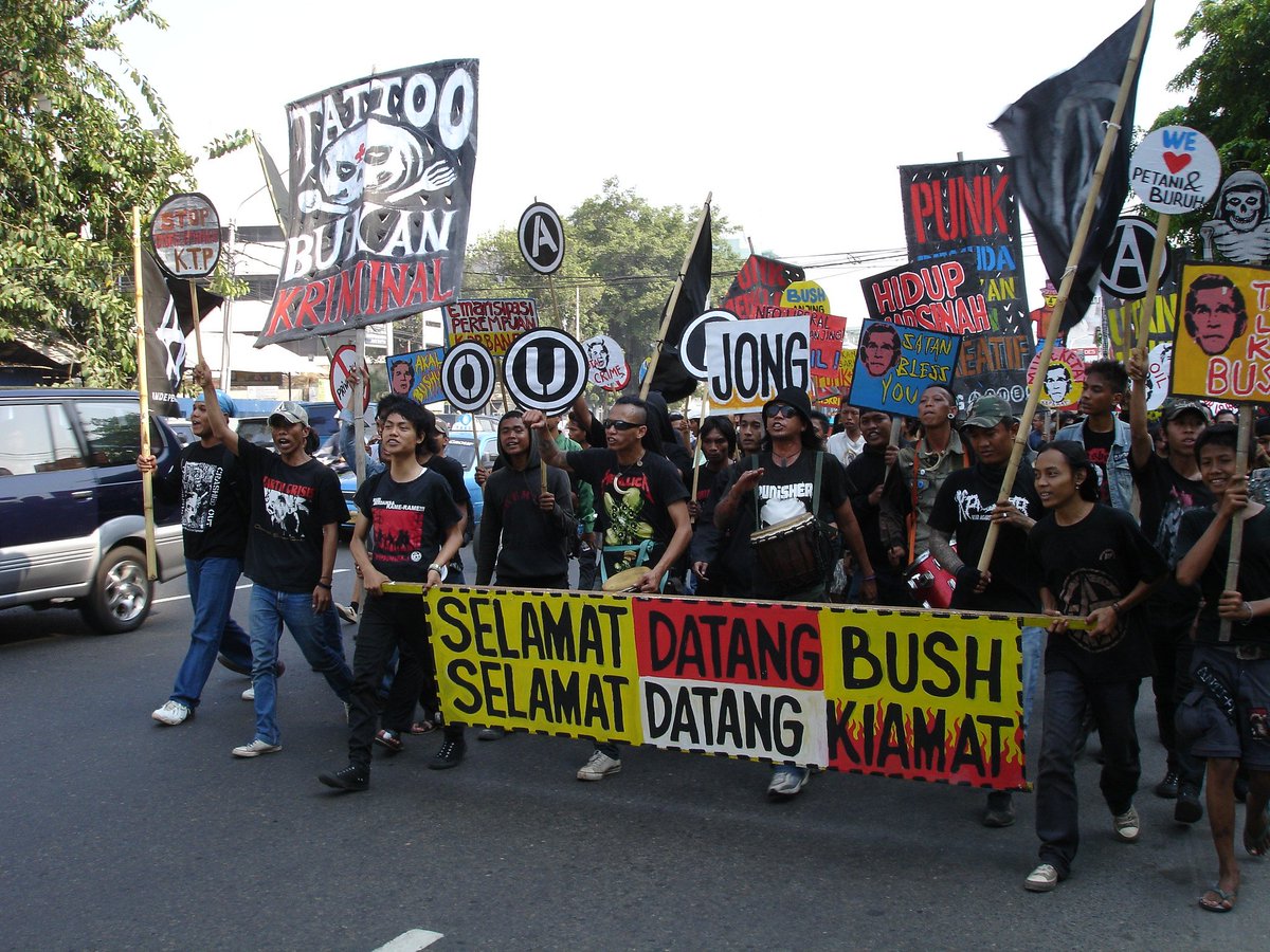 wastedrockers1's tweet photo. 1. Aksi demonstrasi para punk Jakarta menolak kedatangan Presiden AS, George W Bush, ke Jakarta
(19 November 2006)

Foto oleh Alexandra Crosby

Aksi demonstrasi ini dilakukan oleh komunitas Taring Babi dan band Marjinal. https://t.co/j1IJJvispU