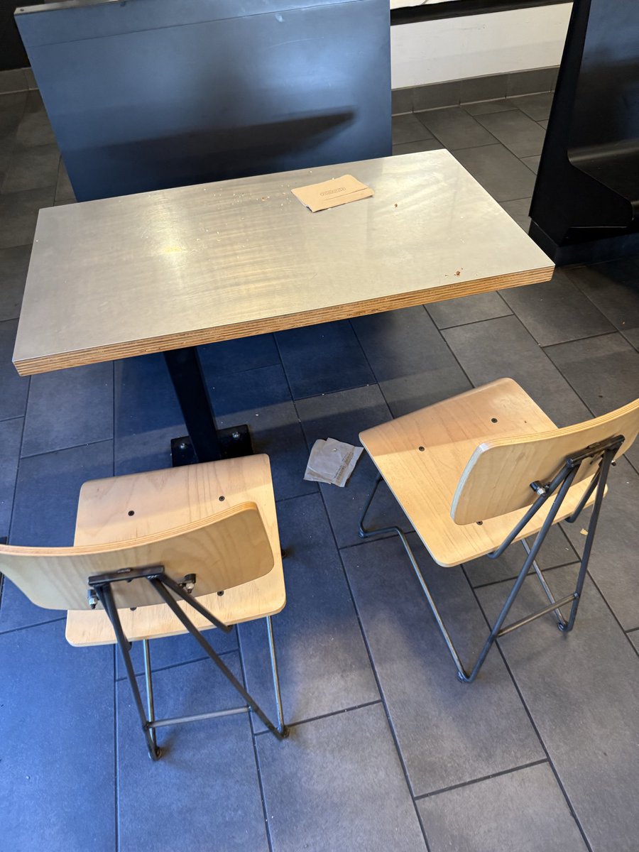 Curtis4Pres's tweet photo. @ChipotleTweets  your store on San Canyon and Irvine Center drive in Irvine needs some help. 

Almost every table was dirty, the trash overflowing, and maybe 5 staff members standing around for at least an hour. https://t.co/dOPJqzeFWB