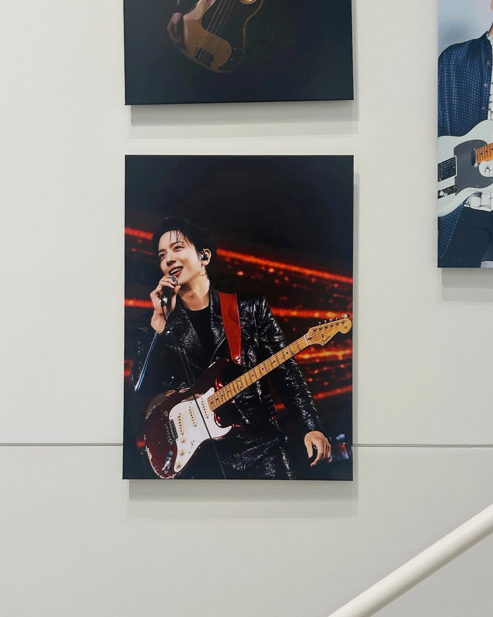 fender_kr's tweet photo. 씨엔블루 정용화님이 스트라토캐스터와 함께한 사진, 이제 일본 Fender Flagship Tokyo에서 만나보실 수 있습니다. 🎸
@Fender_Official  @official_CNBLUE  @JYHeffect 

#펜더 #CNBLUE #씨엔블루 #정용화 #JUNGYONGHWA https://t.co/BU5NR82iO5