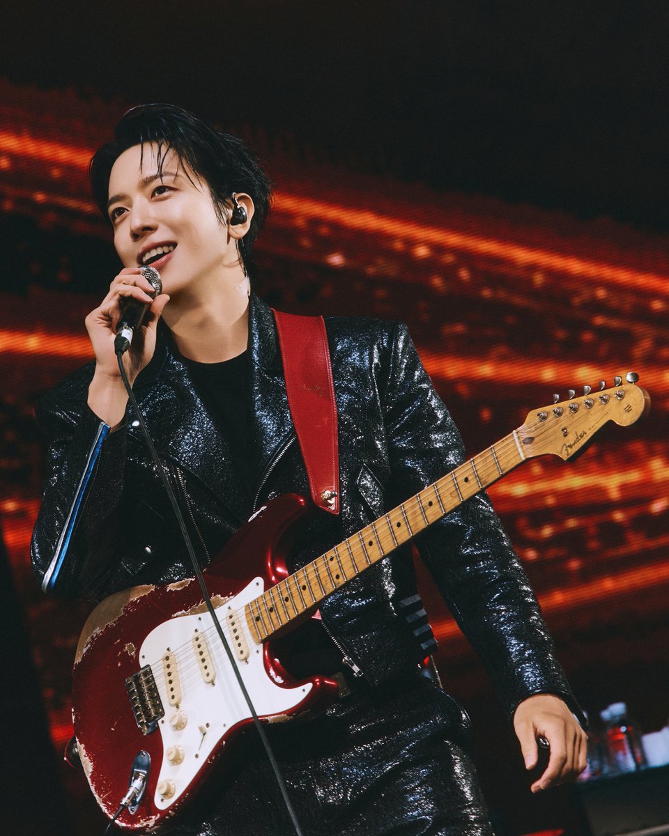 fender_kr's tweet photo. 씨엔블루 정용화님이 스트라토캐스터와 함께한 사진, 이제 일본 Fender Flagship Tokyo에서 만나보실 수 있습니다. 🎸
@Fender_Official  @official_CNBLUE  @JYHeffect 

#펜더 #CNBLUE #씨엔블루 #정용화 #JUNGYONGHWA https://t.co/BU5NR82iO5