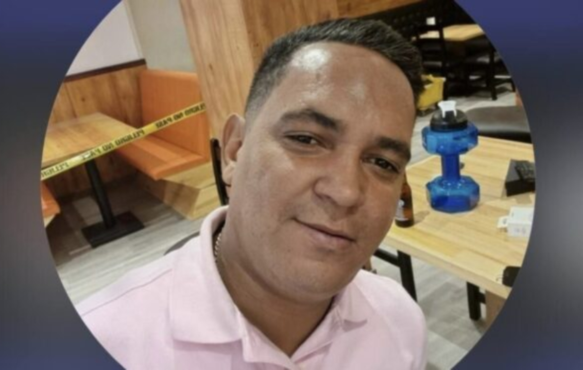 YOYOPRESS's tweet photo. 🚨 EN DETALLE: Cómo "El POTRO" Álvarez convirtió el hipismo venezolano en una MÁQUINA DE EXTORSIÓN — y usó el SEBIN para meter preso a quien no pagara

Si tienes una casa de apuestas en Venezuela, esto es lo que te esperaba:

Para operar necesitabas licencia. El Potro controlaba quién la recibía. Y para recibirla, debías pagar — a través de su socio Ángel Pino y su empresa El Inmejorable.

Pero no era solo el trámite.

Las investigaciones de El Pitazo y la Alianza Rebelde Investiga (ARI) documentan que las casas de apuestas pagaban entre $100.000 y $300.000 anuales, más hasta el 43% de sus apuestas semanales. Y dos fuentes señalan que El Inmejorable le reportaba al Potro cerca de $1.500.000 SEMANALES.

En enero de 2025 la cuota subió a $1.000.000 mensual.
A mitad de año, se DUPLICÓ.

¿Y si te negabas a pagar?
① El Potro ordenaba 
② Pino financiaba las movilizaciones de la PNB 
③ El SEBIN ejecutaba la detención 
④ Cargo: TERRORISMO

Al menos 120 personas cayeron en esa trampa. 
Muchas siguen presas HOY.

Pino fue detenido en Maiquetía huyendo a Bogotá. Su mano derecha, Luzmeid Rosales, también cayó.

Los dos ya están LIBRES. Sin imputación formal. Sin explicación.

El Potro: libre. 
Pino: libre. 
Las 120 víctimas: adentro.

El TSJ bloqueó la revisión de sus expedientes.