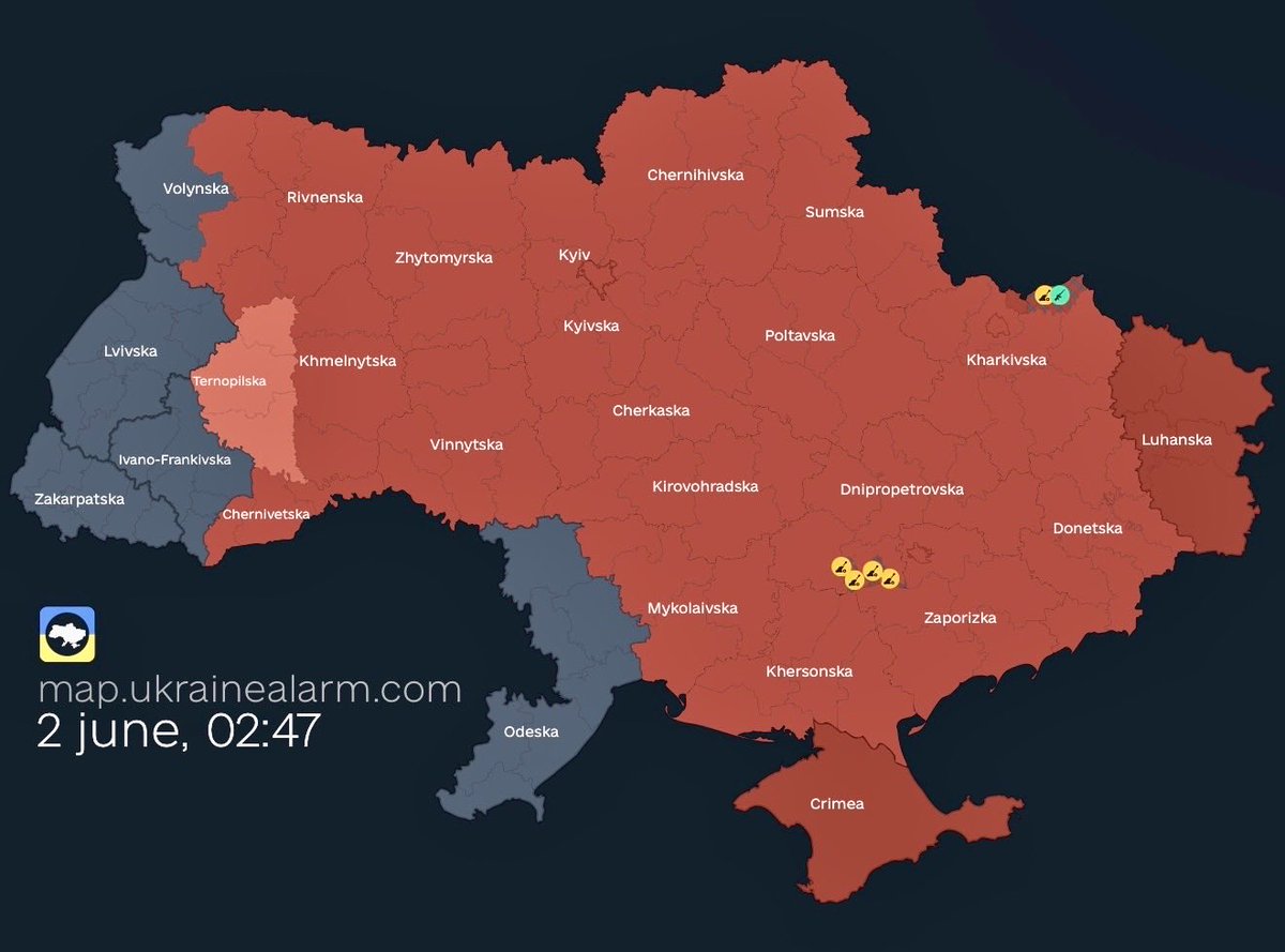 pkWebService's tweet photo. 02.06.2026 | 02.45
#Luftalarm #AirAlert
im Bereich fast der gesamten Ukraine seit 2½ Stunden!
#Kyjiw meldet Verletzte und Stromausfälle aufgrund russischen Angriffs!
Ein russischer Angriff hat in der Nacht von Montag auf Dienstag lt. Angaben lokaler Behörden mindestens vier Menschen verletzt, mehrere Brände ausgelöst und in der ukrainischen Hauptstadt Kyjiw zu Stromausfällen geführt.
Die Stromausfälle betreffen die Stadtbezirke Podilskyi, Obolonskyi und Sviatoshynskyi, schrieb der Kyjiwer Bürgermeister Vitali Klitschko auf Telegram.
„Im Bezirk Podilskyi sind infolge eines wiederholten Treffers auf ein neunstöckiges Gebäude Teile des Gebäudes eingestürzt. Möglicherweise befinden sich Menschen unter den Trümmern“, sagte er.