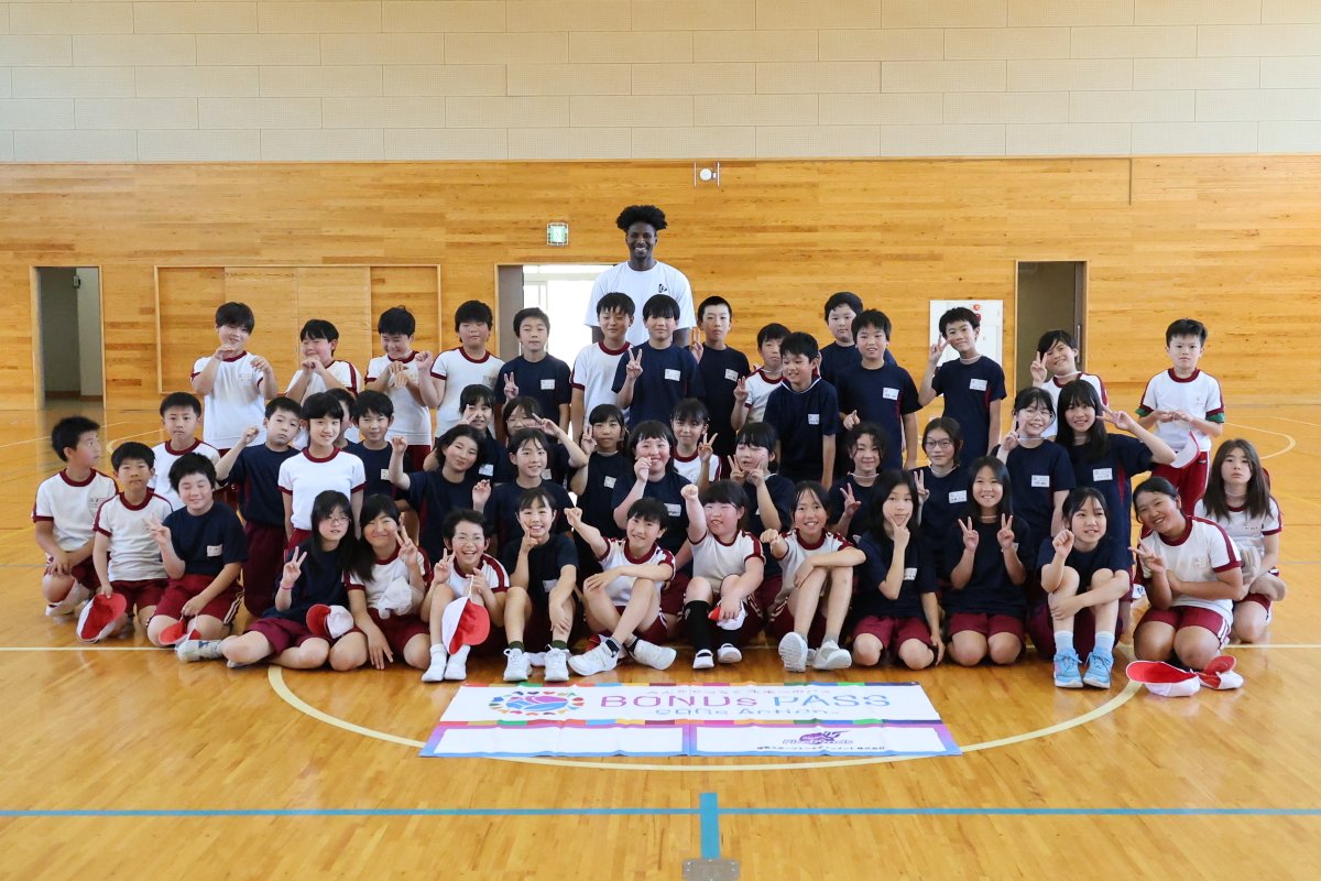 firebonds's tweet photo. ◤ クリニック ◢

郡山市委託事業 #夢チャレンジプログラム の一環として、郡山市立桑野小学校を #ジュフ伴馬 選手が訪問🏀✨

ジュフ選手のダイナミックなプレーやスキルに児童たちから大きな歓声が上がりました🙌🔥

夢講話では、自身の経験を交えながら、自分の体を大切にしてほしいと伝え、たくさんの笑顔と元気に包まれた時間となりました😊🌈

#firebonds
#福島ファイヤーボンズ