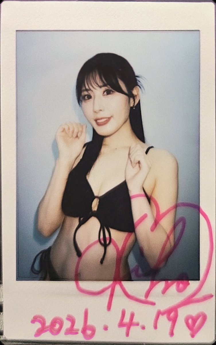 金松季歩ちゃんのサイン入りチェキをお迎えしました✨ 黒の水着姿が