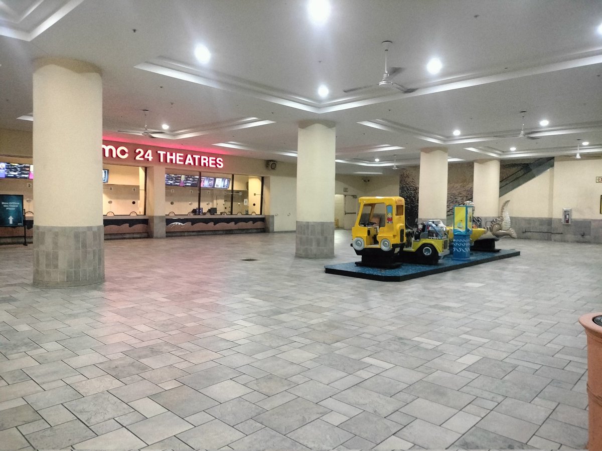 SIGZ4l's tweet photo. Walking around a dead mall after the backrooms movie https://t.co/XL4eL80t5g