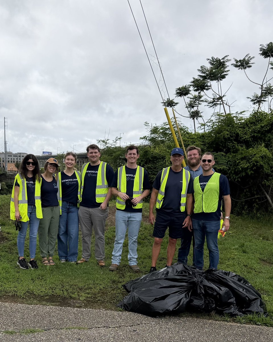 BWRiverkeeper's tweet photo. We loved working with @RaymondJames 
to remove 31.9 lbs of litter from the #Northport #Riverwalk. The weight was misleading as we got lots of small #plastics and #styrofoam: light but toxic trash we don't want washing into the river! Join our next events:  https://t.co/e5VxPVPbEe https://t.co/f5vJu3NOSq