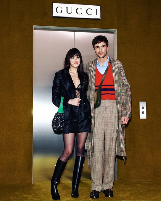cr8urOwnReality's tweet photo. Dakota Johnson and Blake Lee at Gucci Fall/Winter 2023 show today in Milan, Italy. #dakotajohnson https://t.co/sGnD1PrnPz