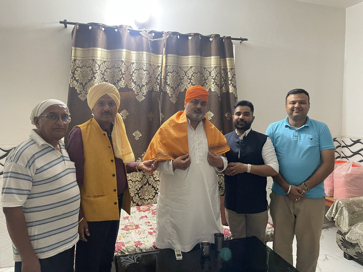 SRLadhar's tweet photo. Met Mahant Parshotam Lal ji at Dehra Guru Ravidass Mandir Chak Hakim, Chak Hakim, Phagwara and discussed issues of the community

#BJP #BJPPunjab #Punjab https://t.co/h7GDgpczUP