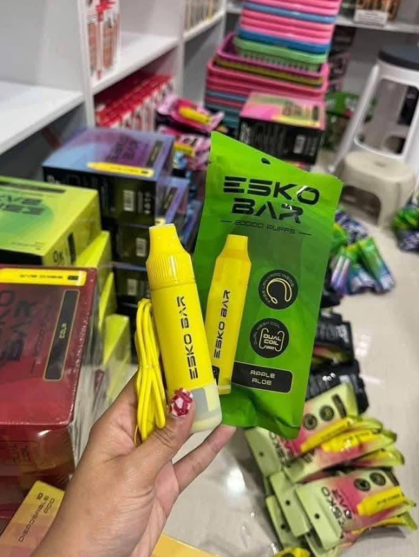 KUNGFUVAPES's tweet photo. Eako bar 20,000คำ 🪔 ตัวละ490บาทส่งฟรี
📟มีจอบอกสถานะแบต-น้ำยา
🎗️มีสายคล้องคอแถมทุกตัว
///โปรโมชั่นซื้อ3แถม1///
🔴ส่งด่วนGRAB&amp;แมส15-45นาที กทม หาดใหญ่ พัทยา ภูเก็ต ขอนแก่น  เชียงใหม่♻️ส่งด่วนทั่วประเทศ 1 วันถึง
👉📲 สนใจ ทักมาได้เลยครับ💬 https://t.co/POBmRv6YQK 🛒🎀 https://t.co/9Ho2WzL7ca