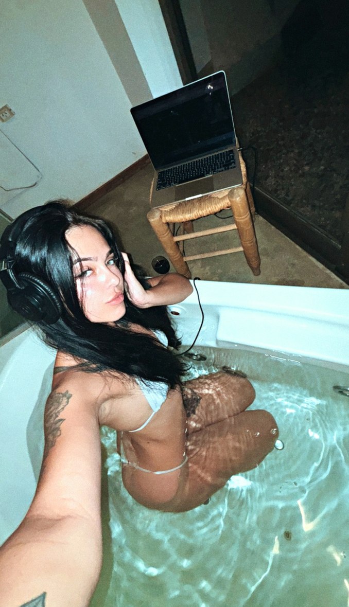 sophiex6n6i's tweet photo. aight dm me for a surprise https://t.co/SdwmSTXS9S