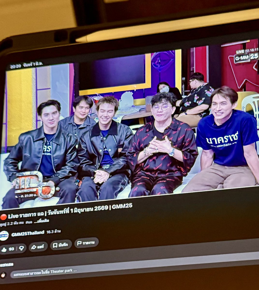 teng1959's tweet photo. หาเวลาพักบ้างนะ กลับจากแฟนมีต บ่ายมาติวเข้มบทละคร กลางคืนไปโปรโมทละครนาคราช เดอะ มิวสิคัล ที่รายการแฉ ขอบคุณ #แฉ #GMMTV2025 #กลุ่มศิลปการแสดงภิวัฒน์  อีกไม่กี่วันจะแสดงแล้ว อย่ามัวลังเล จองบัตรกันเถอะ บัตรราคา 1,000 2,000 2,500 และ VIP 3,500 #ไทยทิคเก็ตเมเจอร์  4 รอบ เท่านั้น https://t.co/yn7V8qBMMn