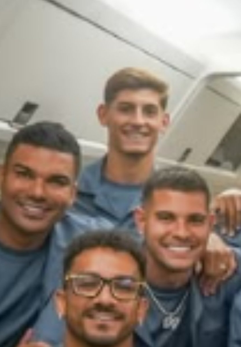 Danilera05's tweet photo. @samengo_ofc Quem é esse atrás do BG? https://t.co/XCIQSOa6PN