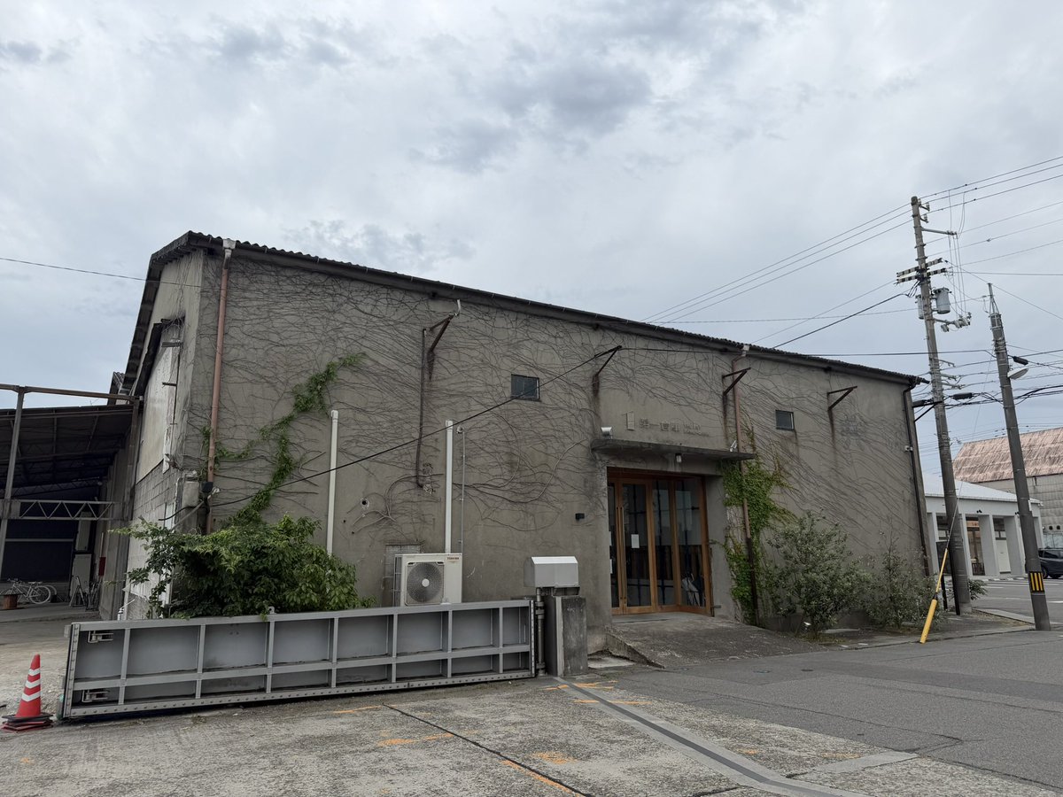 poe1985's tweet photo. 本当はもっと徳島にいたかったんですが、台風もあって朝便で帰ってきました。

「徳島県が圧力をかけ、建築家の石上純也さんの展覧会を中止した」という令和の時代に信じられないことが起きた、というニュースはもっと広まっていいと思います。

しかも展示内容は徳島県のウェブサイトにも載っているようなものが中心。決して攻撃的でなく、政治批判もなく、淡々と石上案について建築的に説明しているだけ。

別のホール案のコンペが進む中、「どっちがいいの」ということを市民に選んでもらう意味でも、石上案に賛成でも反対でも、展覧会はあった方がよかったと思います。

それにしても、徳島のホール構想は30年間も混乱しているんですね。トップが変わるたびに計画が白紙になる、なんてことを繰り返していたら、永遠に大規模プロジェクトなんて成功しない。そのうち、まともな建築家は相手しなくなると思います。

展覧会の開催予定地だった、リノベーションされた倉庫街は、とても素敵な雰囲気でした。色々もったいないね！