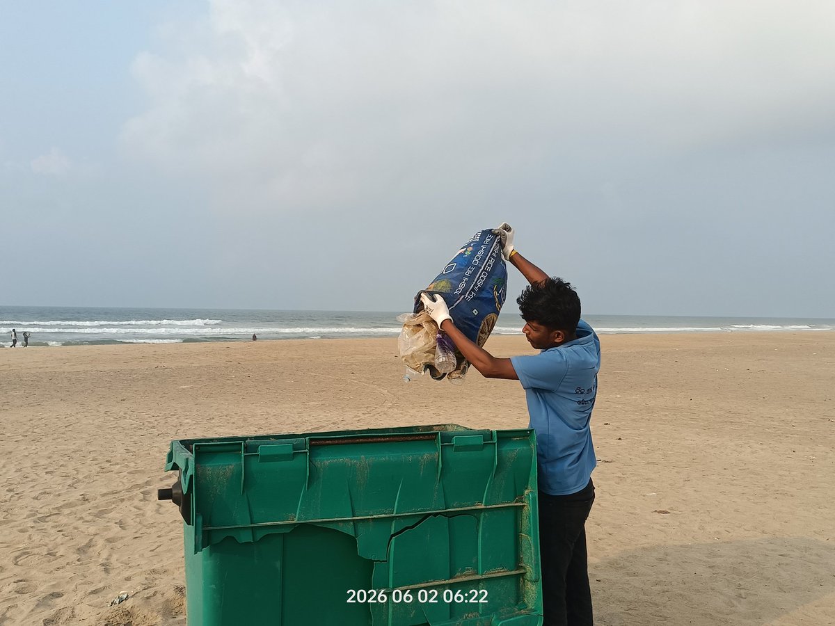 BapiGochhayat2's tweet photo. Till today - 399
This is my every day cleanup &amp; awareness drive at Paradeep Beach (Odisha) &amp; today I collected 15 kg of plastic waste &amp; kept the environment clean.
#SaveEnvironment 🙏

@ForestDeptt
@pccfodisha
@DrHariBabuK
@Sud_TNIE 
@byadavbjp
@dfomangrovefdwl 
@GaneshRamBJP https://t.co/47sPQ1aG0J