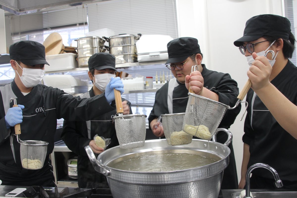 obc_washoku's tweet photo. ①1年生ラーメン実習  

１年生初めてのラーメン実習を実施しました！【#冨士麺ず工房 代表取締役社長波夛先生】【麺酒 #一照庵 創業者大野先生】にお越しいただき、ラーメンの基礎知識や歴史について教わり、実際にラーメンを試食させていただきました☆#人気 #ラーメン #OBC #夢にホンキ #専門学校 https://t.co/N1svUmHjJN