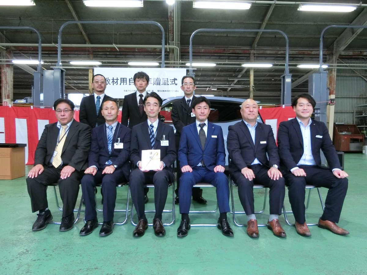 wa_sangi's tweet photo. ◎自動車工学科 電気自動車 日産サクラ 贈呈式
令和8年5月28日(木)に日産プリンス和歌山販売株式会社様より教材用実習車を贈呈していただきました。h本当にありがとうございました。早速、自動車工学科1年生の訓練に活用させていただきました。
#わさんぎ #自工 #SAKURA #B6AW #タイヤ脱着 https://t.co/tzYnc947ll
