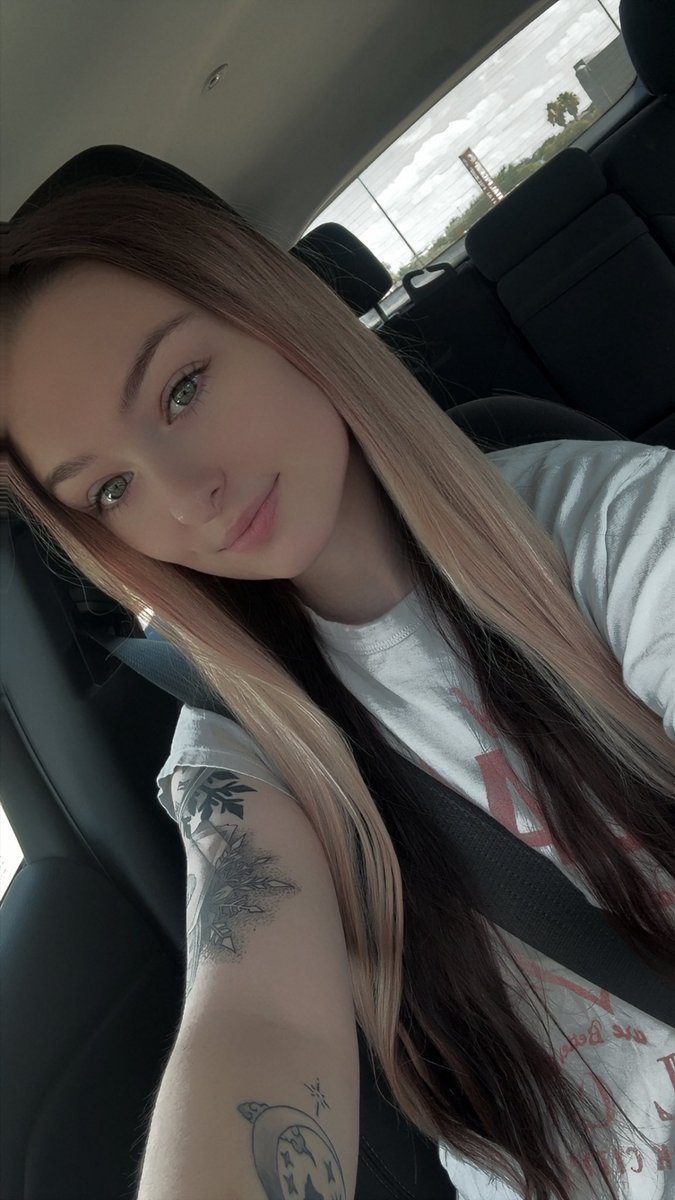 RawItsKitKat's tweet photo. Happy Monday Cuties💕 
Starting off the stream with some Fort😝
https://t.co/AOZUbr79mg https://t.co/KXrlIejE60