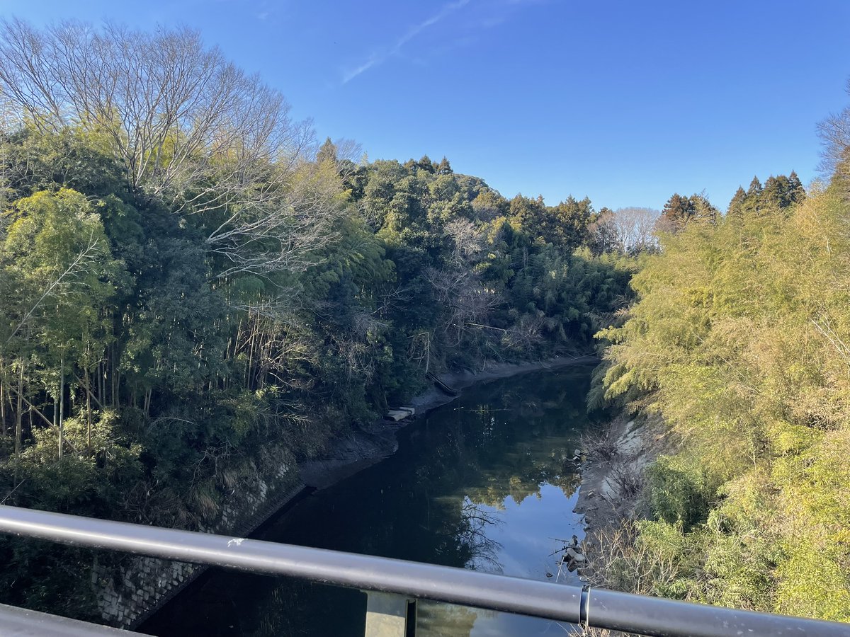 tsunow's tweet photo. 夷隅川の橋シリーズ12
滝野川橋
国道465号線行川を南へ、札森さくら街道へアプローチする道にあるのが滝野川橋。
越してきて10年になるが札森さくら街道へ桜を愛でに行ったのは昨年が初めて。もっと早く行けばよかったｗ　シーズンではない時期に走り抜けたことは多々あるのだが... https://t.co/xKnyMOIgFg