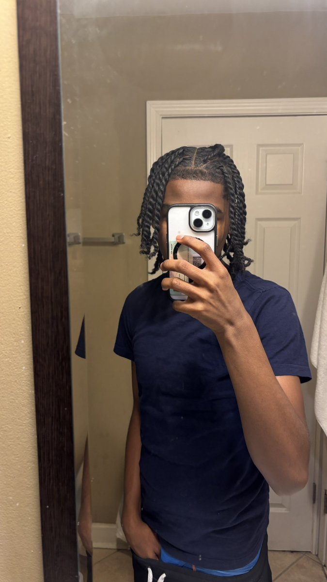 _1luhbrys's tweet photo. Braids or twists https://t.co/nl7fSUi7FK