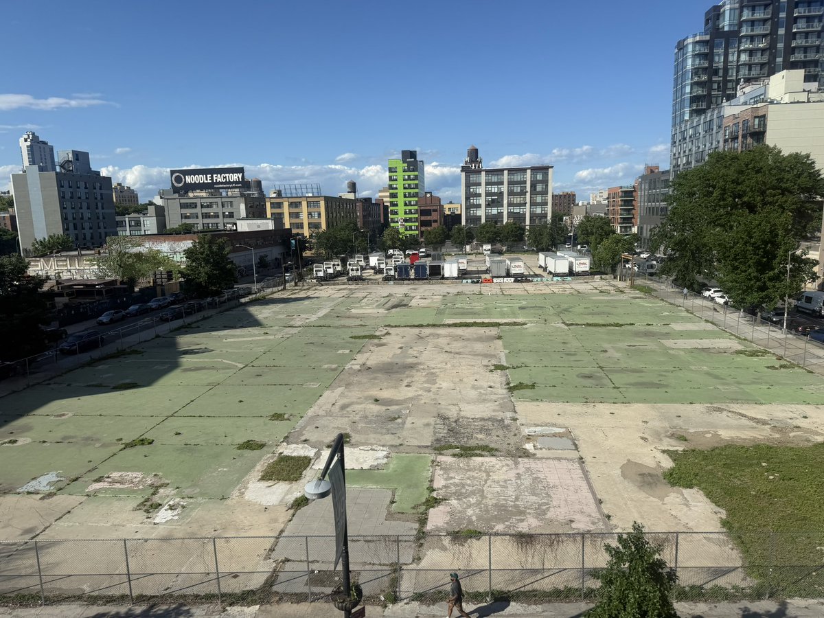 the_transit_guy's tweet photo. It’s so wild to me that NYC still has so much prime land next to massive transit hubs in neighborhoods where rent is $3,000+. https://t.co/EBnpTruYIQ