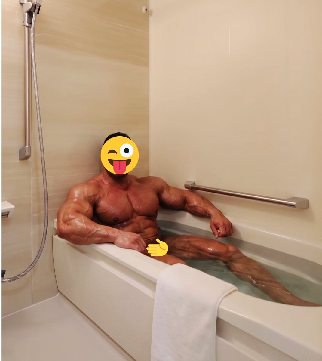 sunnygym1992's tweet photo. 大块肌肉爷们被当成烛台。手脚绑住，点燃的蜡烛插在菊花里，锻炼肌肉爷们的核心肌肉，一不小心腊油就会滴到菊花上。还会遭到惩罚。 https://t.co/j4erzH7XaG