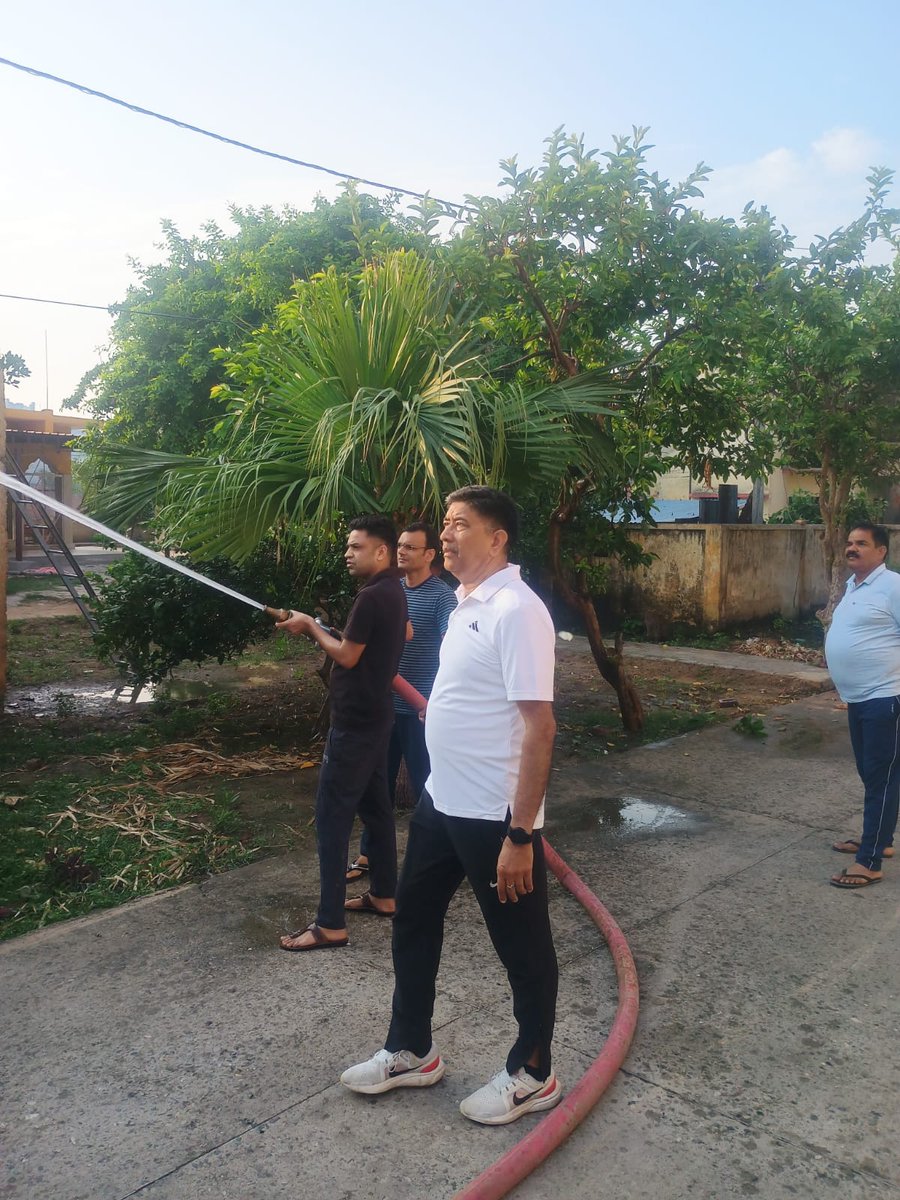 amroha_fire's tweet photo. आज दिनांक 02.06.2026 को मुझ अग्निशमन अधिकारी कमलेश मिश्र के नेतृत्व मे फायर स्टेशन गजरौला मे फटिक के समय पेड़ो मे पानी डलवाया गया . https://t.co/iLNROZToIo